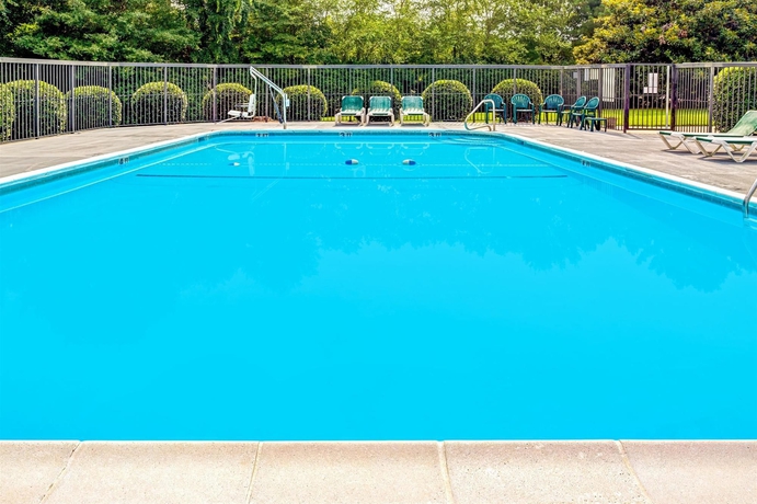 Imagen de la piscina del Hotel Days Inn Raleigh-airport-research Triangle Park. Foto 13