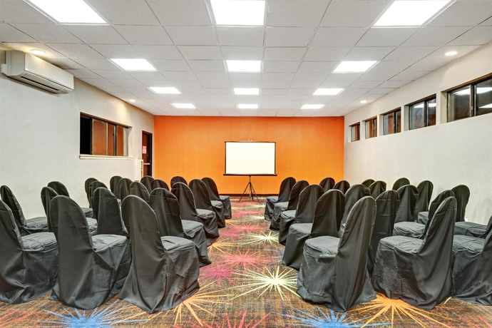 Imagen de los interiores del Hotel Days Inn Woodbury. Foto 11