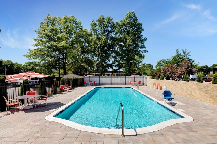 Imagen de la piscina del Hotel Days Inn Woodbury. Foto 15