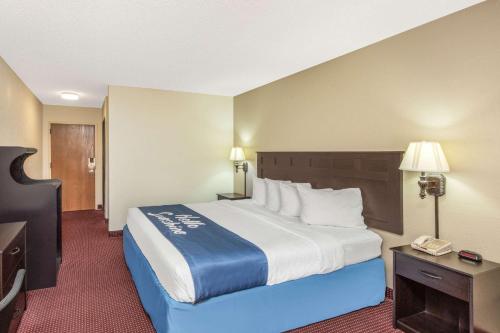 Imagen de la habitación del Hotel Days Inn & Suites Branson Entertainment District. Foto 6