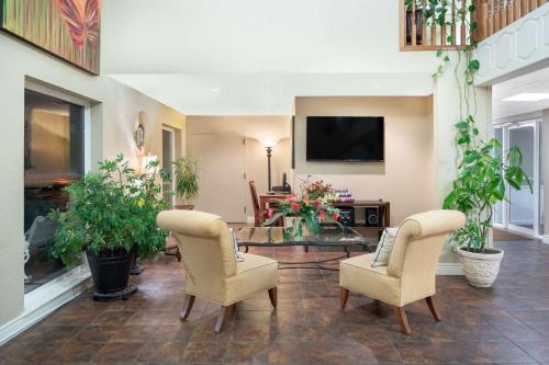 Imagen de la habitación del Hotel Days Inn & Suites Branson Entertainment District. Foto 8