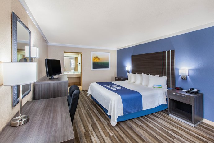 Imagen de la habitación del Hotel Days Inn & Suites By Wyndham Braunig Lake. Foto 7