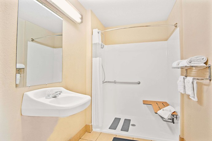 Imagen de la habitación del Hotel Days Inn & Suites By Wyndham Braunig Lake. Foto 11