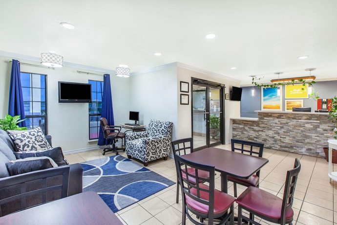 Imagen de los interiores del Hotel Days Inn & Suites By Wyndham Braunig Lake. Foto 13