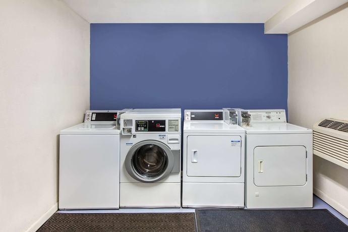 Imagen de los interiores del Hotel Days Inn & Suites By Wyndham Braunig Lake. Foto 15