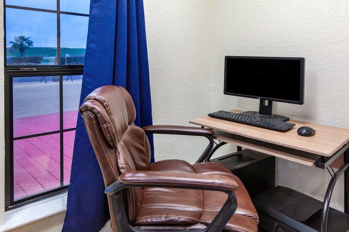 Imagen de los interiores del Hotel Days Inn & Suites By Wyndham Braunig Lake. Foto 16