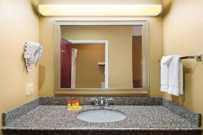 Imagen de la habitación del Hotel Days Inn & Suites By Wyndham Cabot. Foto 11