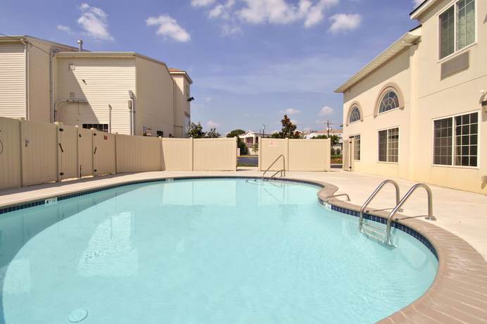 Imagen de la piscina del Hotel Days Inn & Suites By Wyndham Cherry Hill - Philade. Foto 20