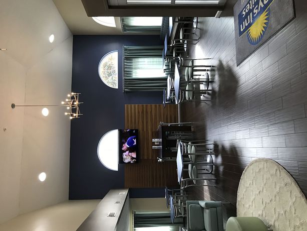 Imagen del bar/restaurante del Hotel Days Inn & Suites By Wyndham Cherry Hill - Philade. Foto 4