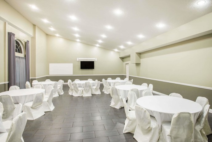 Imagen de los interiores del Hotel Days Inn & Suites By Wyndham Cherry Hill - Philade. Foto 18