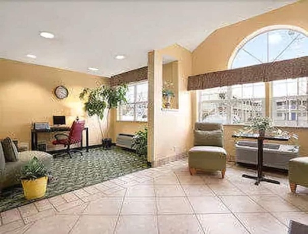Imagen de los interiores del Hotel Days Inn & Suites By Wyndham Lafayette In. Foto 10