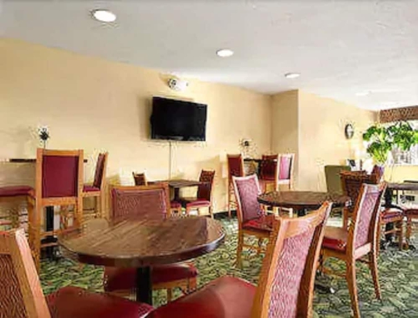 Imagen del bar/restaurante del Hotel Days Inn & Suites By Wyndham Lafayette In. Foto 3