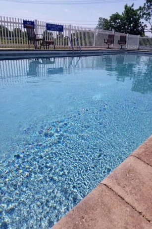 Imagen de la piscina del Hotel Days Inn & Suites By Wyndham Lancaster Amish Count. Foto 18