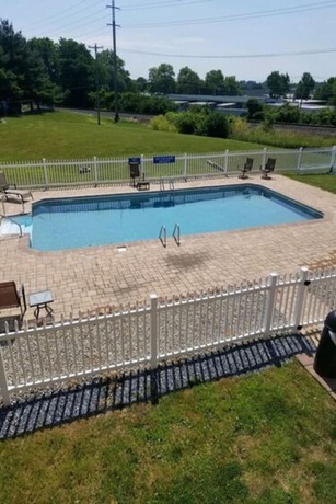 Imagen de la piscina del Hotel Days Inn & Suites By Wyndham Lancaster Amish Count. Foto 19