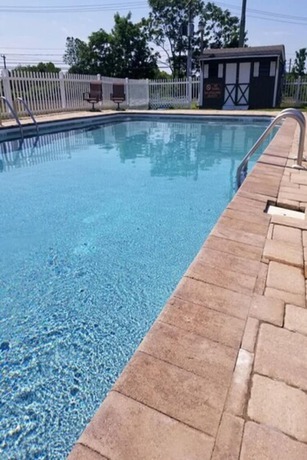 Imagen de la piscina del Hotel Days Inn & Suites By Wyndham Lancaster Amish Count. Foto 20