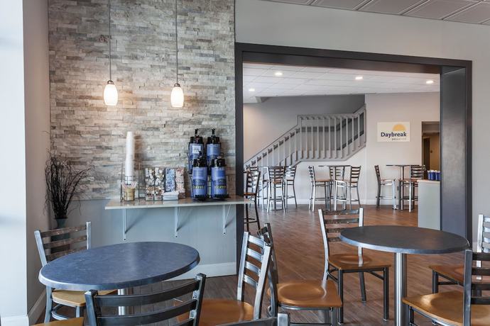 Imagen del bar/restaurante del Hotel Days Inn & Suites By Wyndham Lancaster Amish Count. Foto 4