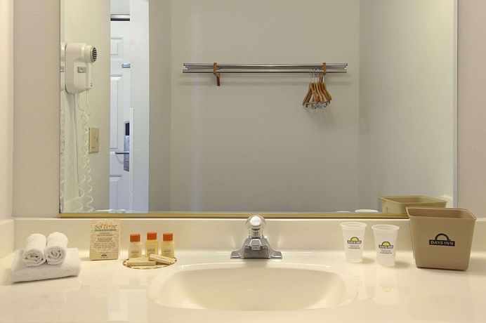 Imagen de la habitación del Hotel Days Inn & Suites By Wyndham Lolo. Foto 15