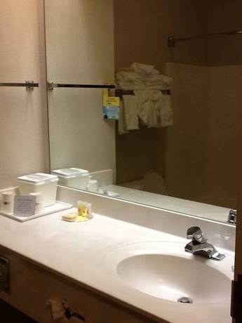 Imagen de la habitación del Hotel Days Inn & Suites By Wyndham Louisville Sw. Foto 6