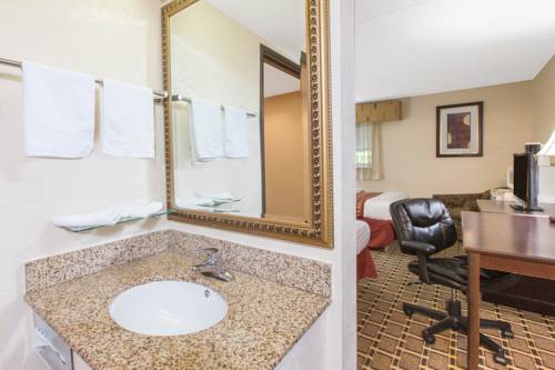 Imagen de la habitación del Hotel Days Inn & Suites By Wyndham Madison Heights Mi. Foto 10