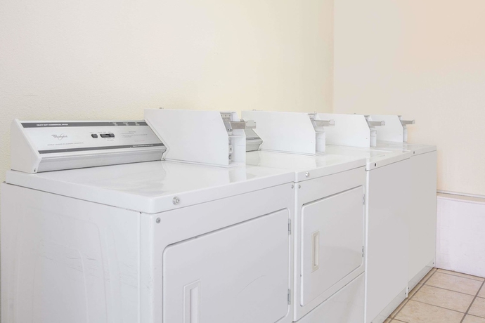 Imagen de los interiores del Hotel Days Inn & Suites By Wyndham Marshall. Foto 14