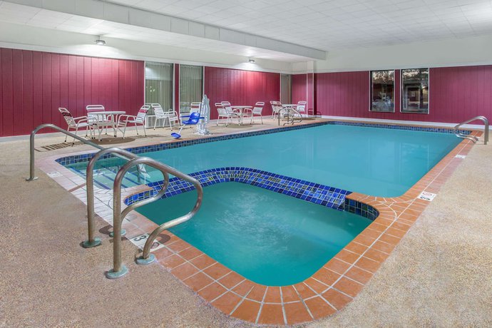Imagen de la piscina del Hotel Days Inn & Suites By Wyndham Mt Pleasant. Foto 7