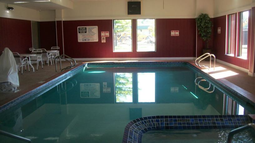 Imagen de la piscina del Hotel Days Inn & Suites By Wyndham Mt Pleasant. Foto 9