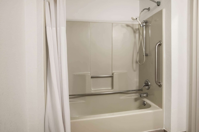 Imagen de la habitación del Hotel Days Inn & Suites By Wyndham Rochester Hills Mi. Foto 4