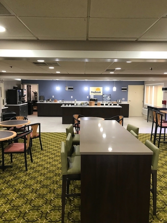 Imagen del bar/restaurante del Hotel Days Inn & Suites By Wyndham Rochester Hills Mi. Foto 2