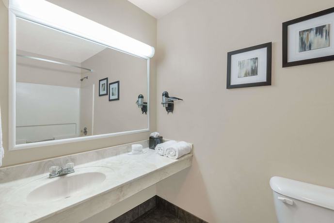 Imagen de la habitación del Hotel Days Inn & Suites By Wyndham Sellersburg. Foto 7