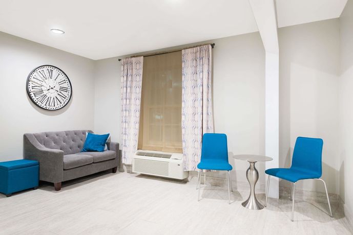 Imagen de los interiores del Hotel Days Inn & Suites By Wyndham Sellersburg. Foto 13