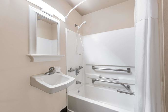 Imagen de la habitación del Hotel Days Inn & Suites By Wyndham Sellersburg. Foto 11