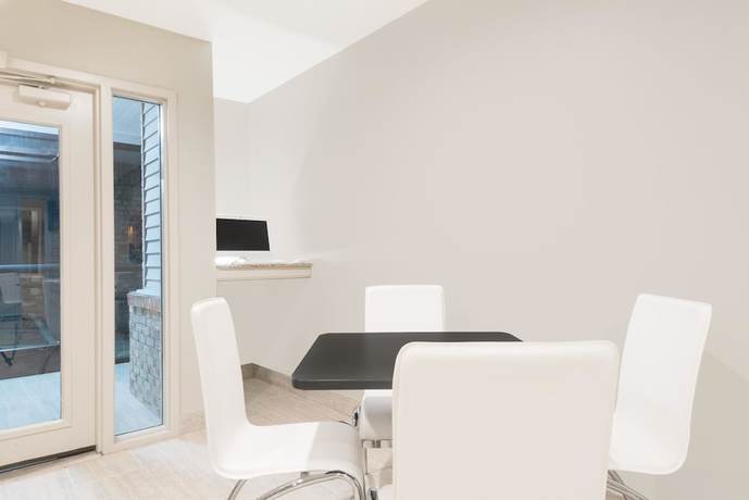Imagen de los interiores del Hotel Days Inn & Suites By Wyndham Sellersburg. Foto 14
