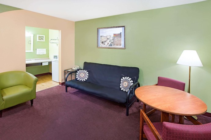 Imagen de la habitación del Hotel Days Inn & Suites By Wyndham Terre Haute. Foto 13