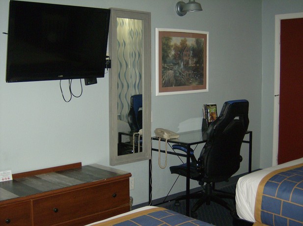 Imagen de la habitación del Hotel Days Inn & Suites By Wyndham Terre Haute. Foto 16