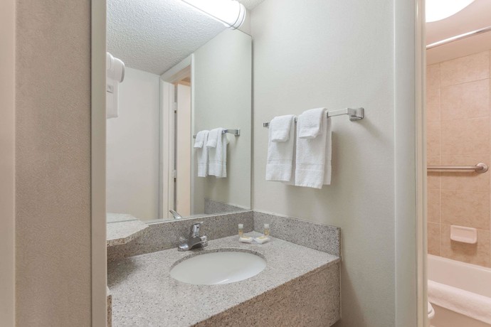 Imagen de la habitación del Hotel Days Inn & Suites By Wyndham Warren. Foto 4