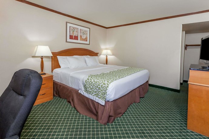 Imagen de la habitación del Hotel Days Inn & Suites By Wyndham Warren. Foto 5