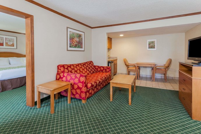 Imagen de la habitación del Hotel Days Inn & Suites By Wyndham Warren. Foto 7