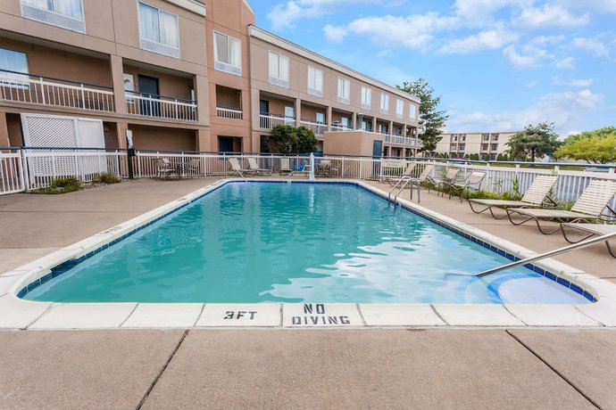 Imagen de la piscina del Hotel Days Inn & Suites By Wyndham Warren. Foto 14