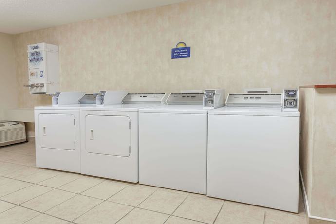 Imagen de los interiores del Hotel Days Inn & Suites By Wyndham Warren. Foto 11