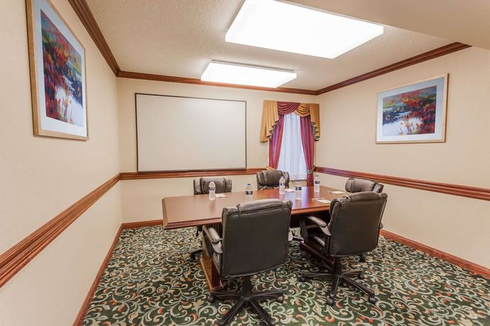Imagen de los interiores del Hotel Days Inn & Suites By Wyndham Warren. Foto 12