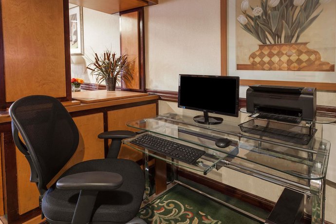 Imagen de los interiores del Hotel Days Inn & Suites By Wyndham Warren. Foto 13
