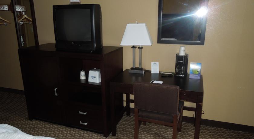 Imagen general del Hotel Days Inn & Suites Cincinnati. Foto 1