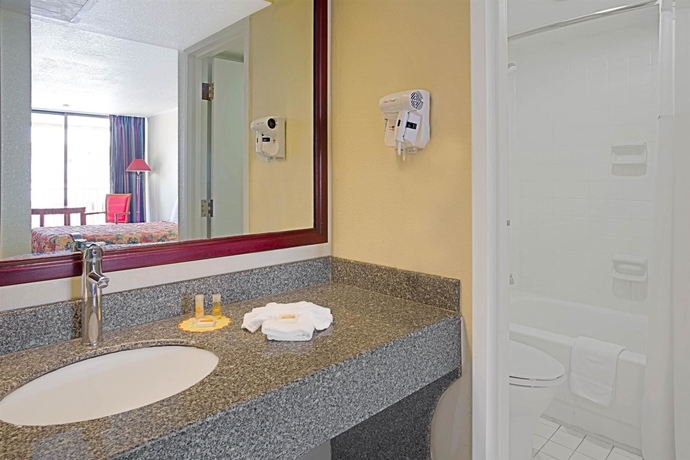 Imagen de la habitación del Hotel Days Inn & Suites. Foto 3