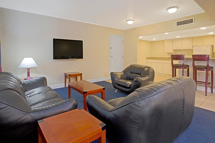 Imagen de la habitación del Hotel Days Inn & Suites. Foto 4