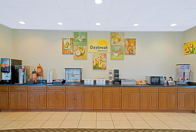 Imagen del bar/restaurante del Hotel Days Inn & Suites. Foto 2