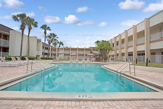 Imagen de la piscina del Hotel Days Inn & Suites. Foto 9