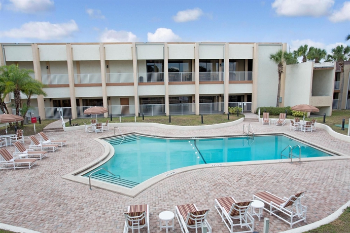 Imagen de la piscina del Hotel Days Inn & Suites. Foto 10