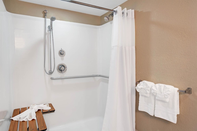 Imagen de la habitación del Hotel Days Inn & Suites. Foto 6