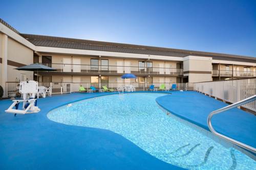 Imagen de la piscina del Hotel Days Inn & Suites by Wyndham Fort Bragg/Cross Creek Mall. Foto 8