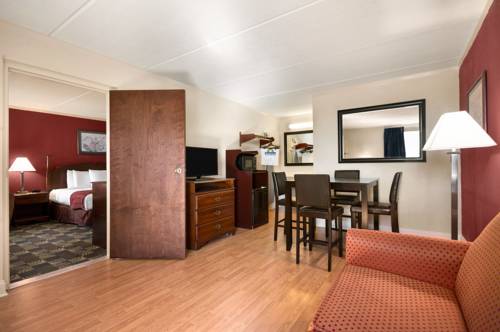 Imagen de la habitación del Hotel Days Inn & Suites by Wyndham Fort Bragg/Cross Creek Mall. Foto 4